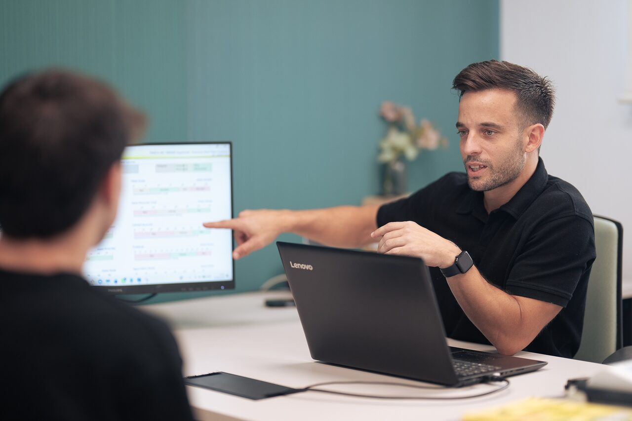 Abel Pérez explica en pantalla el informe de composición corporal de un cliente durante una consulta de nutrición deportiva