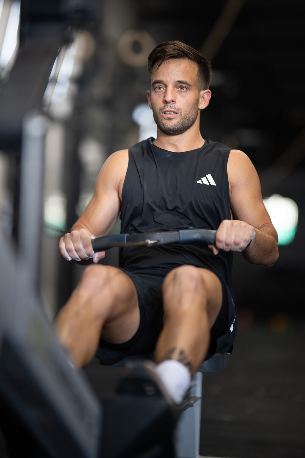 Abel Pérez en un remo indoor durante un entrenamiento de HYROX