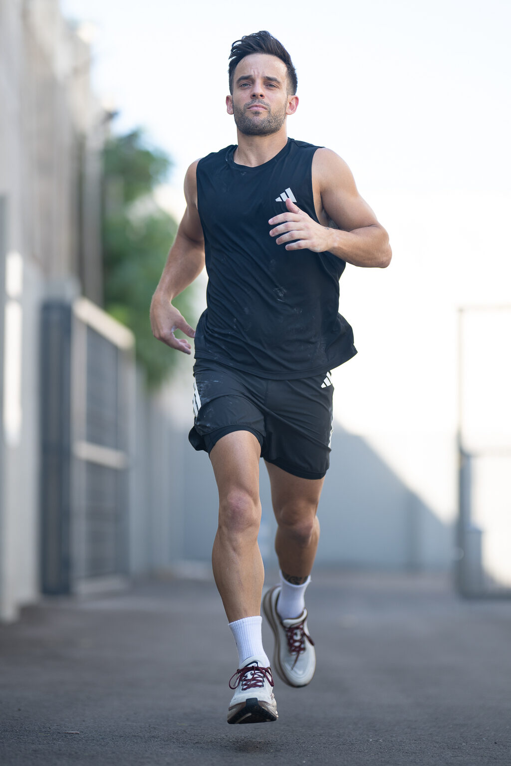 Abel Pérez corriendo en la calle durante una sesión de entrenamiento de carrera