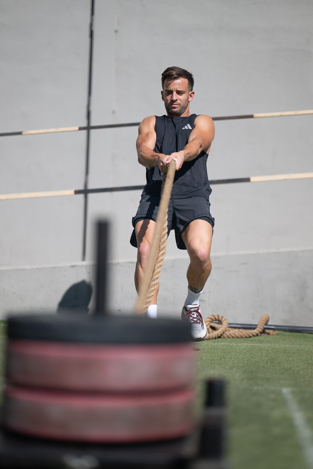 Abel Pérez arrastrando un trineo con cuerda durante un entrenamiento funcional al aire libre
