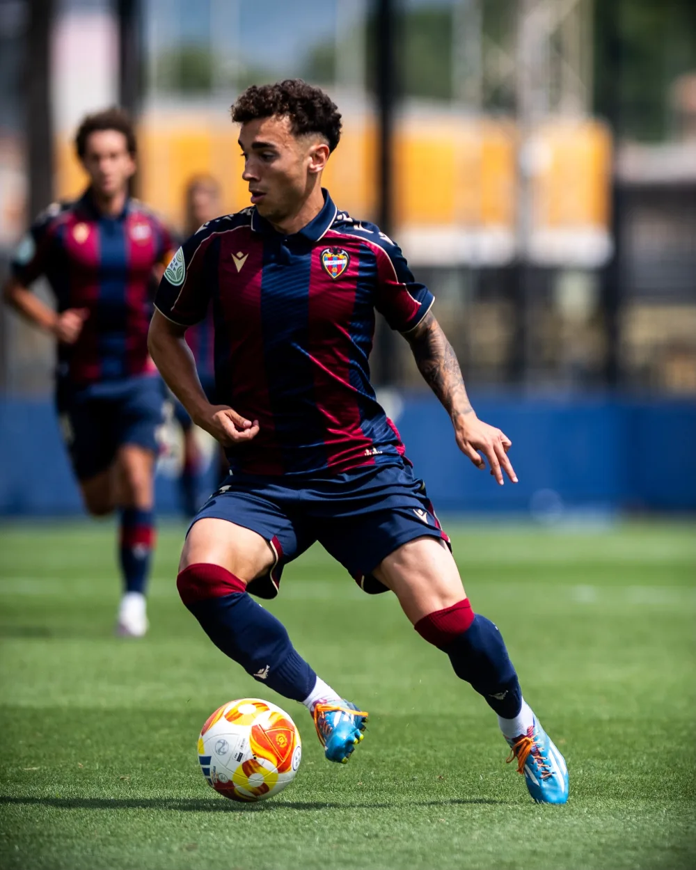 Mario Sesé, futbolista profesional y paciente de AP, conduciendo el balón durante un partido